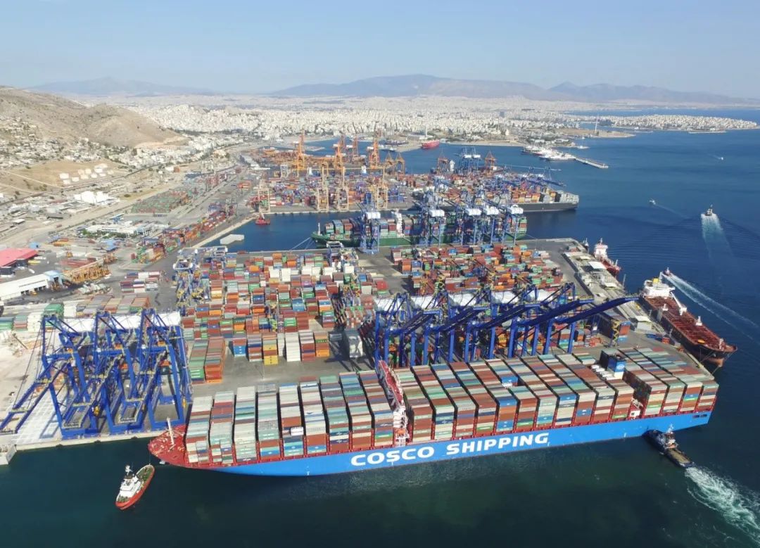 比雷埃夫斯港位于希腊东南部，是希腊最大的综合性港口，也是地中海最大、欧洲第4、世界第25位的集装箱港口，已成为希腊和中国优势互补、强强联合、互利共赢的“一带一路”成功范例。